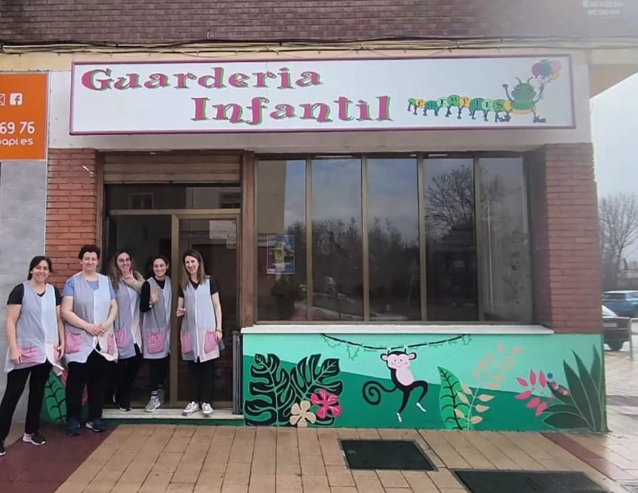 El equipo de educadoras del Centro Infantil Ciempiés en la puerta del centro, en la Avenida de Burgos de Aranda de Duero