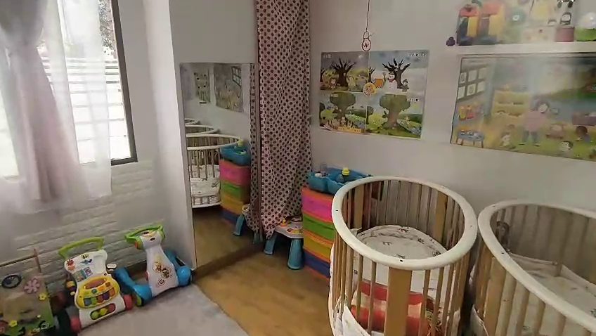 Cunas, juguetes de colores y murales infantiles